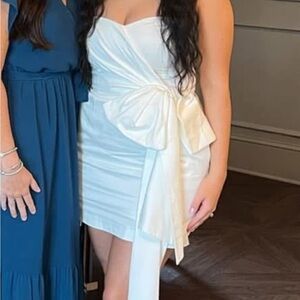 Elegant White Strapless Dress with Bow